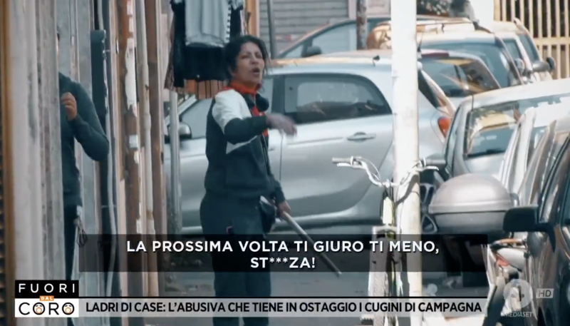 L'occupante abusiva aggredisce la giornalista con un tubo