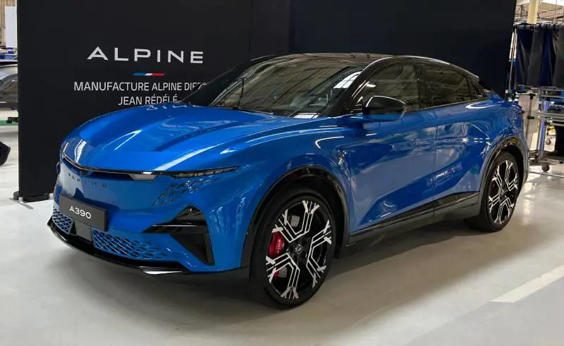 Alpine A390, prima fastback elettrica del marchio: un'auto da corsa in giacca e cravatta