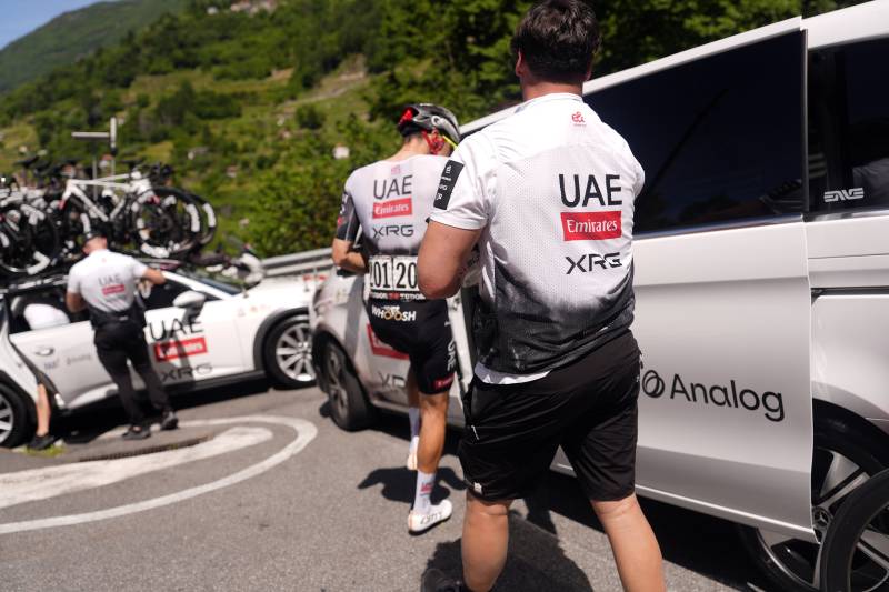 Giro 2025 tappa 18 Ayuso ritiro