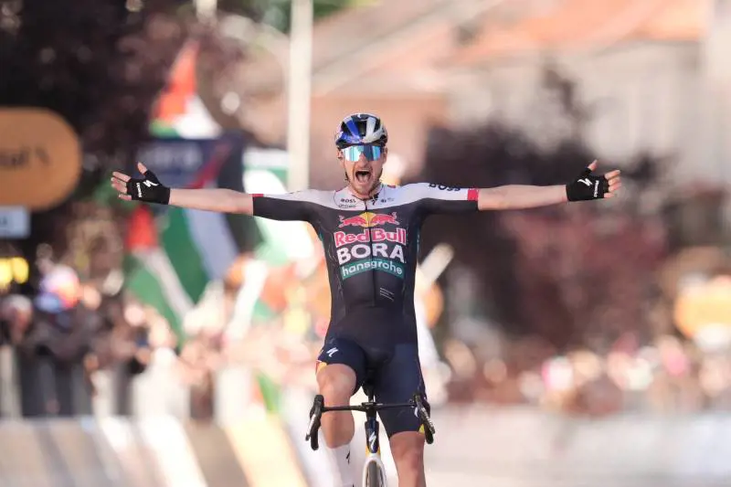 Giro d’Italia, a Cesano Maderno vince Denz. Del Toro ancora in rosa