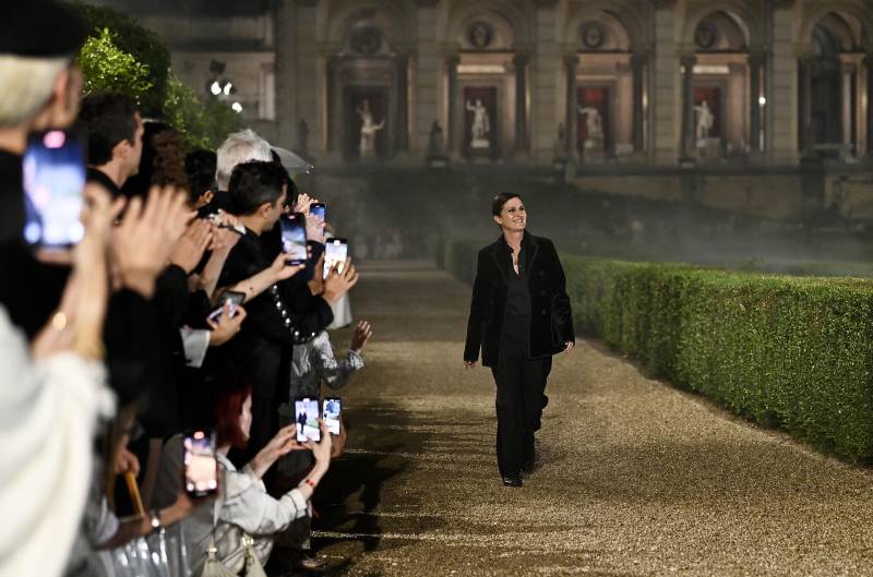 Maria Grazia Chiuri lascia Dior dopo 9 anni di successi e una sfilata epocale a Roma