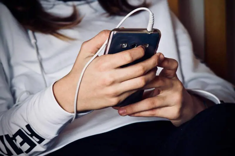 FdI presenta una proposta di legge per limitare l'uso degli smartphone da parte dei minorenni 