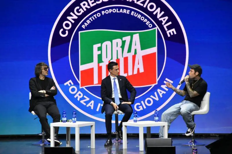 La svolta di Fedez ospite di Forza Italia. Attacca la sinistra e difende Berlusconi