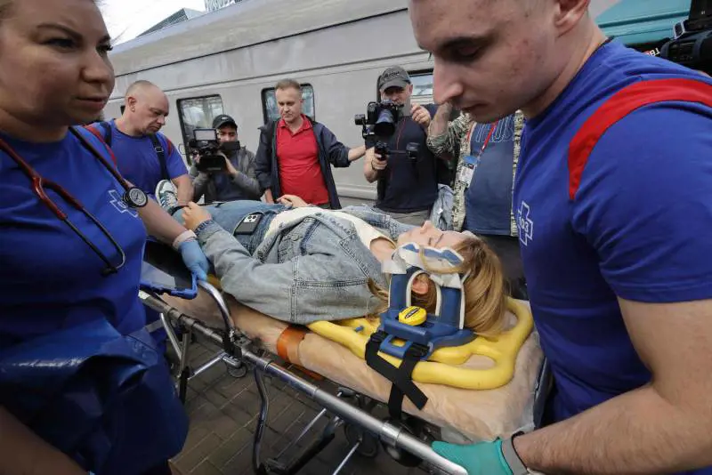 Blitz contro treno militare: 7 morti e due ponti distrutti. Mosca: "Siamo sotto attacco"