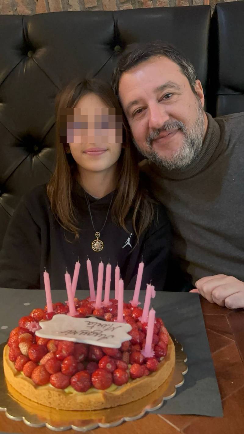 Insulti volgari e irripetibili alla figlia di Salvini: "Criticate me"