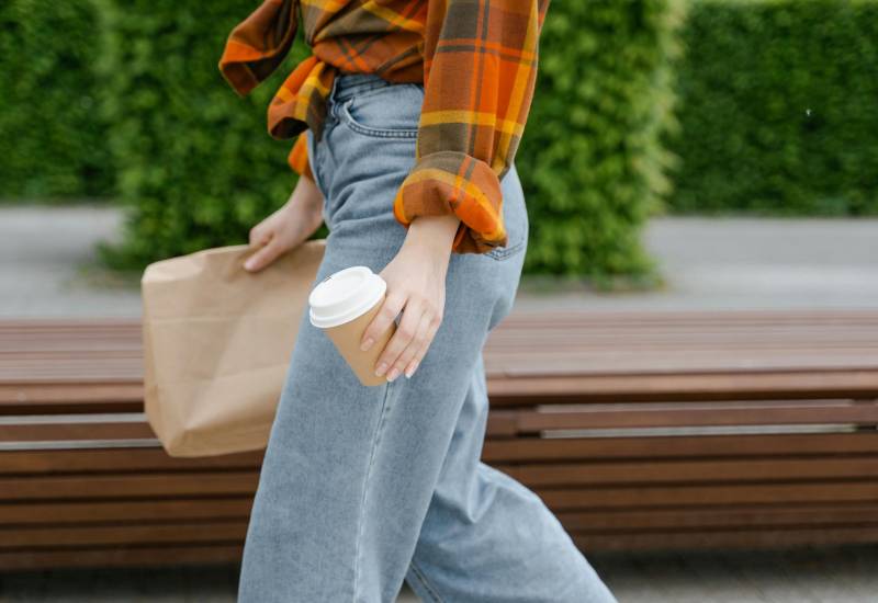  Jeans: a zampa o slim? Ecco quali modelli scegliere a 60 anni (e come abbinarli)
