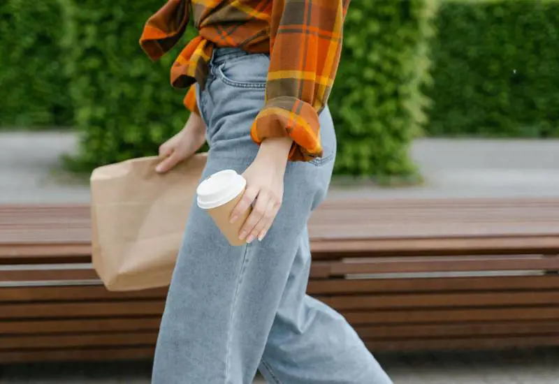  Jeans: a zampa o slim? Ecco quali modelli scegliere a 60 anni (e come abbinarli)