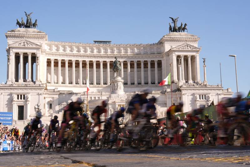 Giro 2025 tappa 21 gruppo Altare della Patria