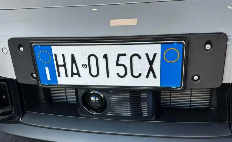 Targhe automobilistiche, cambia la prima lettera. Tutto quello che c'è da sapere