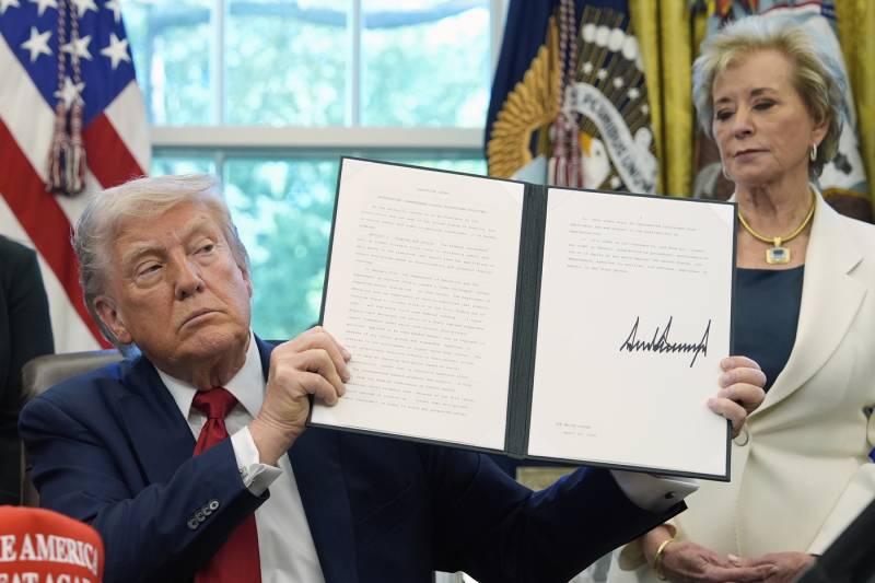 "È solo ideologia gender". Trump cancella il Pride Month: ecco cosa verrà celebrato 