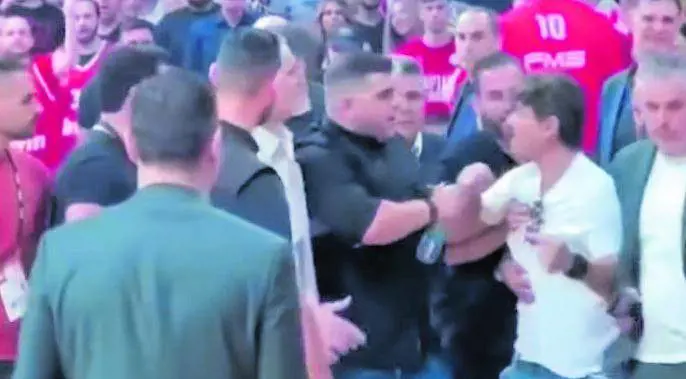 Famiglie offese e follie, presidenti in campo e finale basket a rischio