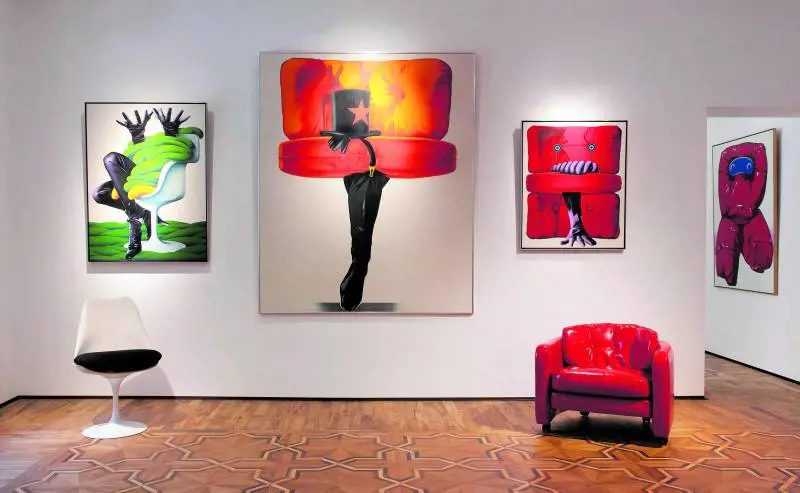 "Oggetti Allarmanti", le donne come sedute. La mostra di Mariani arriva dagli anni '60