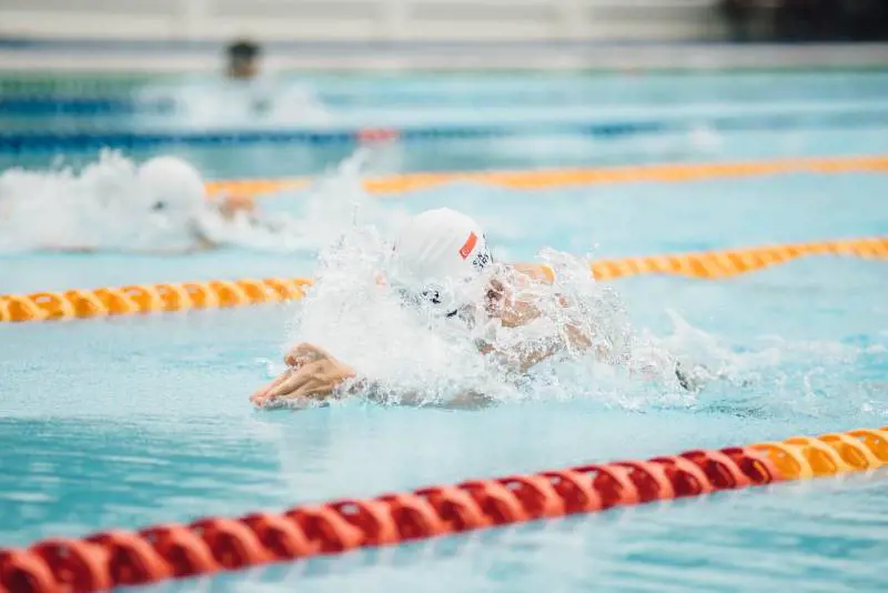 Bambini intossicati dopo il bagno in piscina, uno dei 5 in terapia intensiva