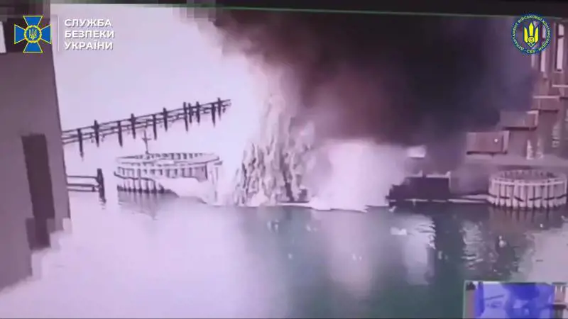 Colpito il ponte per la Crimea. Kiev beffa ancora le difese russe