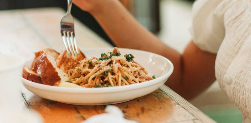 Piatto con pane e pasta