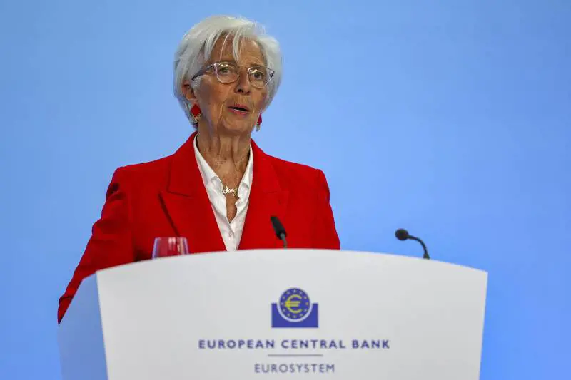 La Bce taglia ancora, mercati prudenti