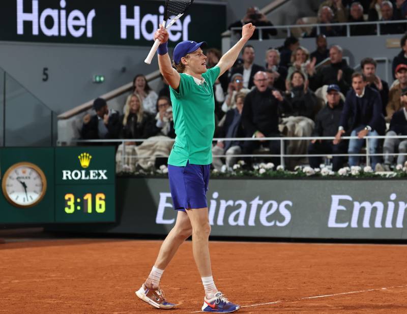 Roland Garros, Sinner è granitico: batte Djokovic in tre set e raggiunge Alcaraz in finale