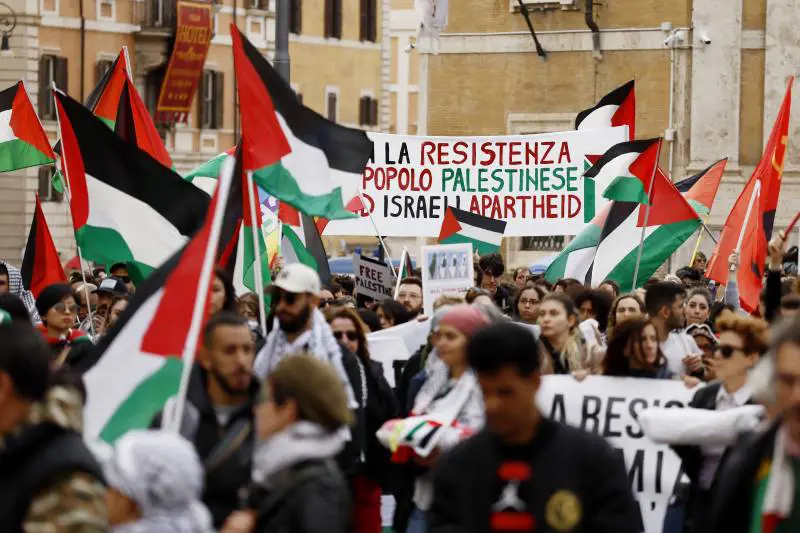 Il corteo pacifista di Roma spacca il Pd e i palestinesi