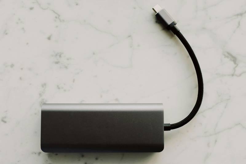 Si può portare il powerbank in aereo? Da Rayanair a Easyjet, tutto quello che c'è da sapere 