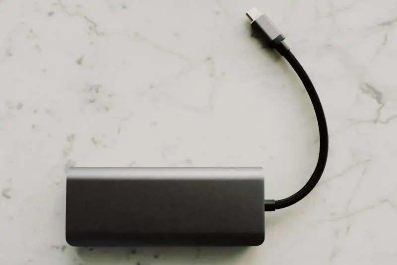 Si può portare il powerbank in aereo? Da Rayanair a Easyjet, tutto quello che c'è da sapere 