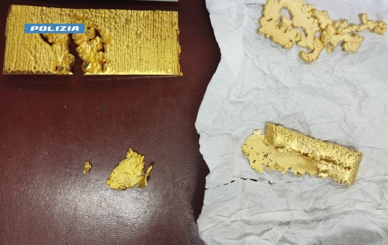 Ruba oro nella fonderia dove lavora. Incredibile: dove lo nascondeva 