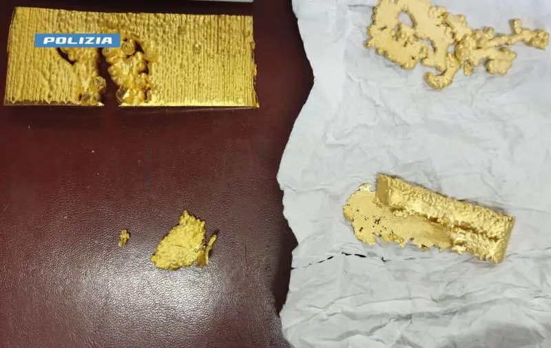 Ruba oro nella fonderia dove lavora. Incredibile: dove lo nascondeva 