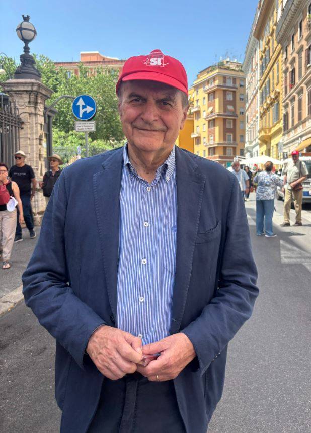 In piazza col capellino del "Sì" al referendum. Bufera su Bersani al corteo pro Pal