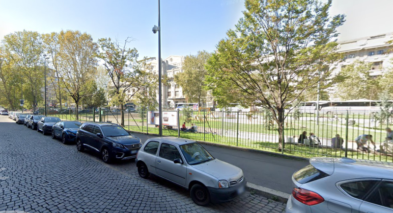 Marocchino aggredisce una 19enne al parco giochi e poi si spoglia: "Fallito il modello di accoglienza"