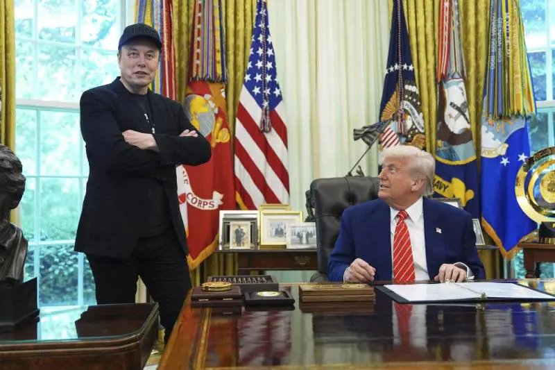 La rabbia di Donald: "Se finanzierà i Dem la pagherà cara". I contratti nel mirino