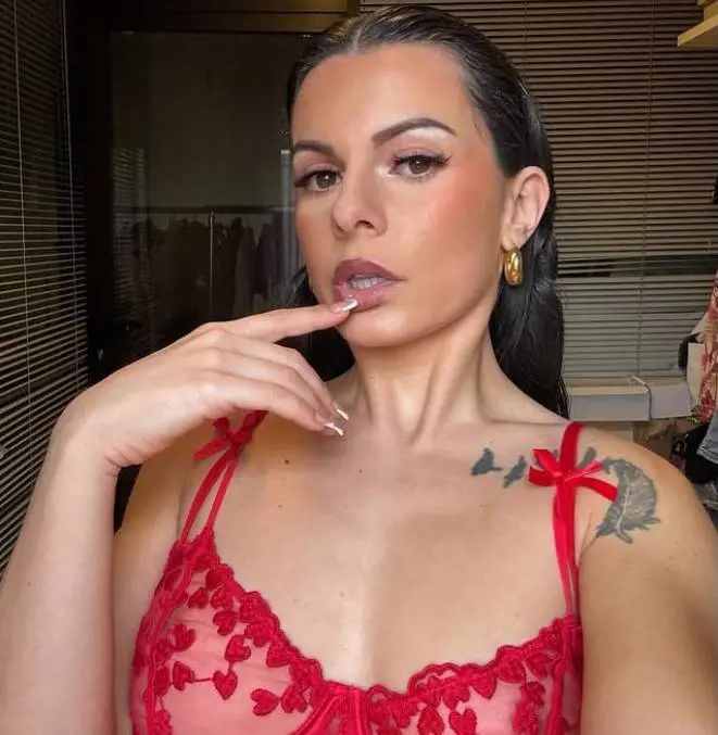 Maestra licenziata per Onlyfans denuncia il padre dell'ex alunno: "Ha pagato..."