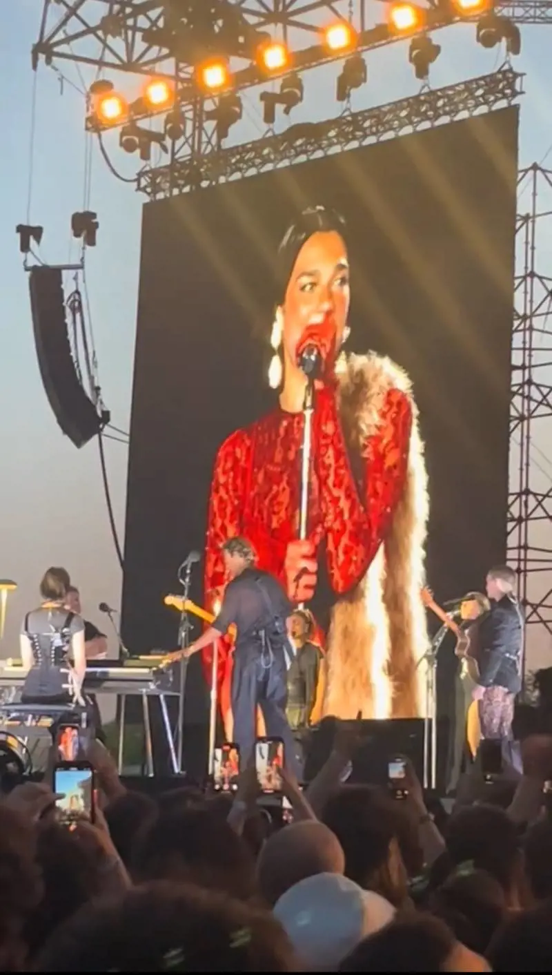 Dua Lipa omaggia Raffaella Carrà a Milano