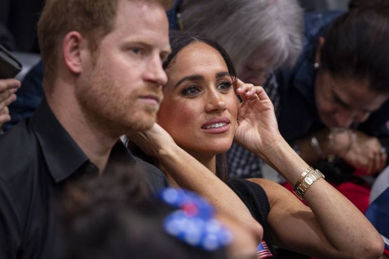 "Ritardi prolungati". La mossa di Carlo III contro Harry e Meghan