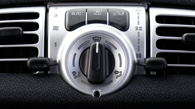 Aria condizionata in auto, occhio alle multe: ecco quando non va lasciata accesa