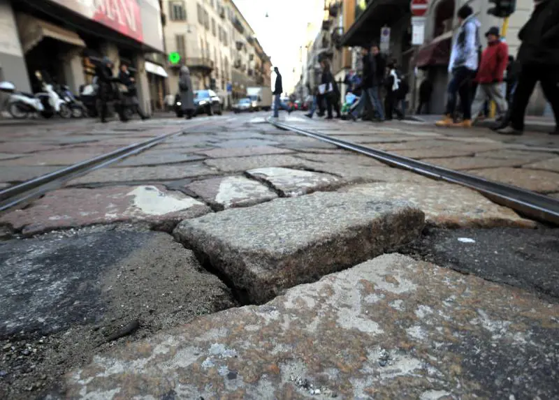 Basta pavé in Porta Romana, via De Amicis e Spadari. Sala: "Rischi per le due ruote£