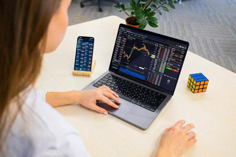 Solo il 10% della ricchezza gestita è femminile: quel gender gap che pesa sull’economia