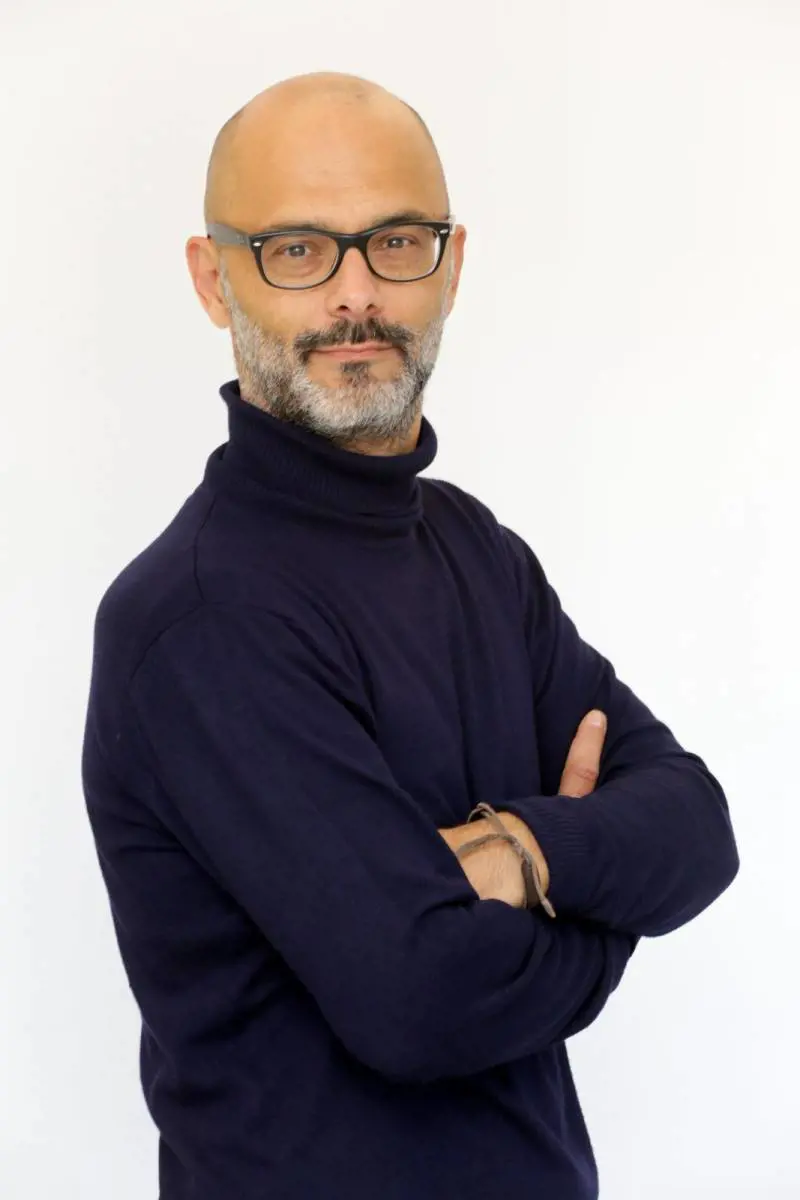 Telecomunicazioni, in Italia nel 2024 diminuiscono i ricavi da rete mobile e aumentano da rete fissa.