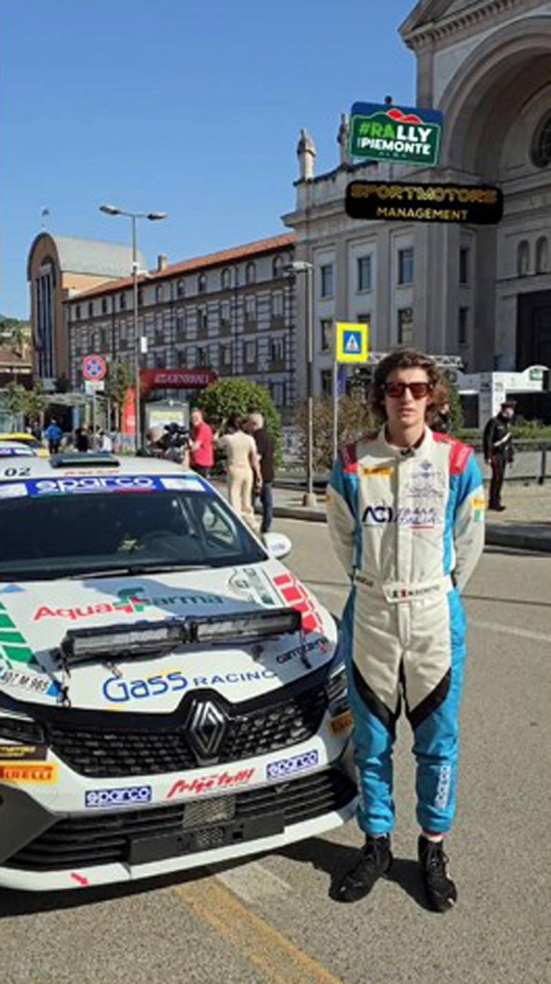Esce di strada e si schianta contro un albero. Il campione italiano di rally Matteo Doretto muore a 21 anni
