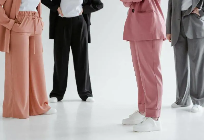 Pantaloni, quali modelli indossare a 60 anni per look eleganti e comodi