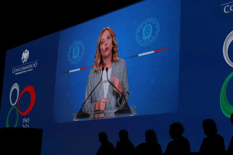 Meloni rivendica: "Il Pil italiano cresce più di Parigi e Berlino". E insiste: "Giù le tasse"