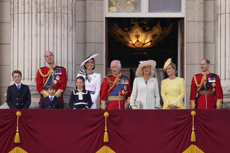 La carrozza, Kate e il premio a Meghan: gli eventi contrapposti della royal family 