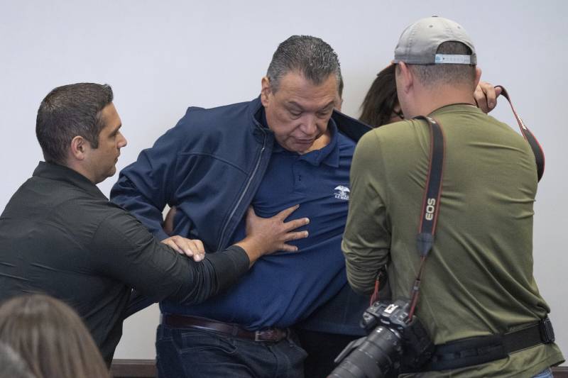 Usa, chi è il senatore democratico messo a terra e ammanettato durante una conferenza stampa