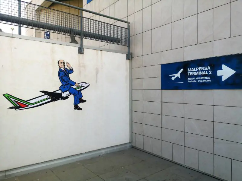 "Welcome to Silvio Berlusconi Airport". A Malpensa il nuovo murale per il Cavaliere