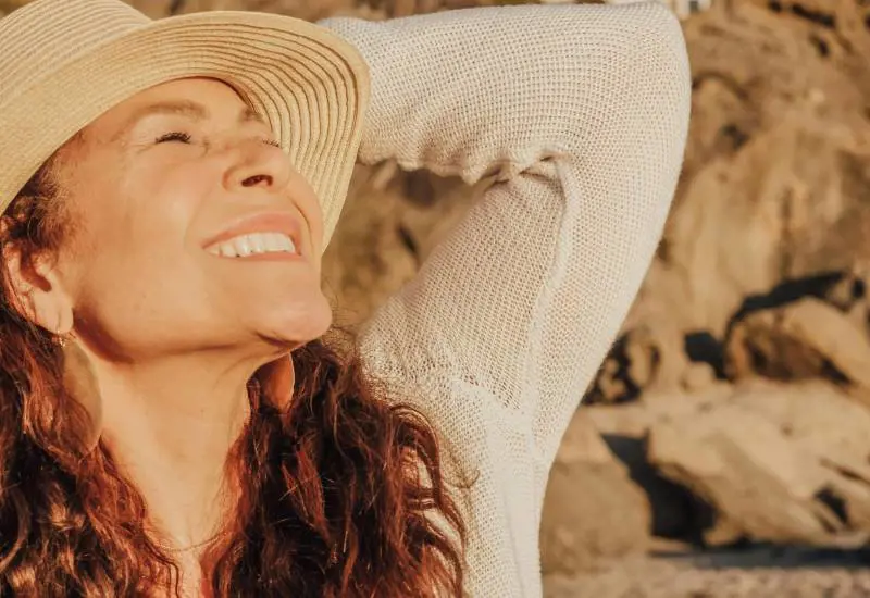 Cura delle pelle, cosa fare a 60 anni prima e dopo l'esposizione al sole