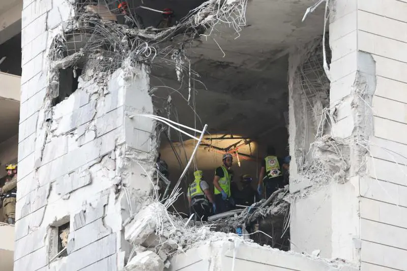 Palazzo sventrato a Tel Aviv dai missili iraniani