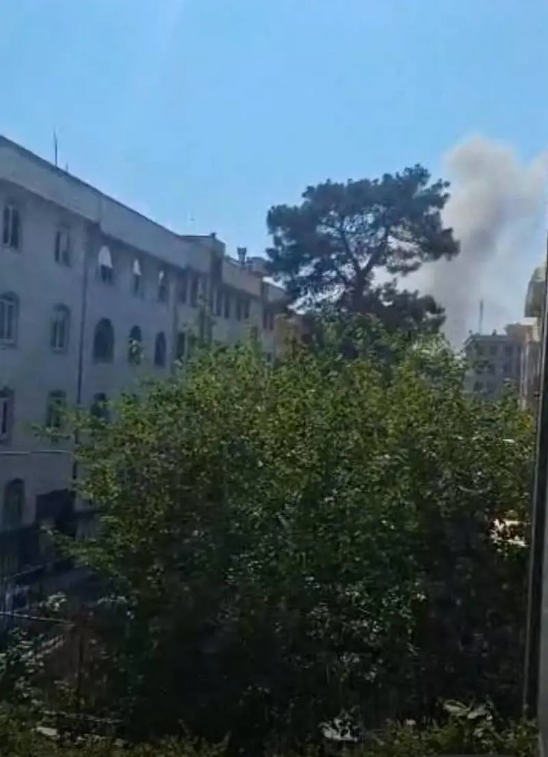 Teheran, colpita la tv di Stato. La gente scappa dalla città