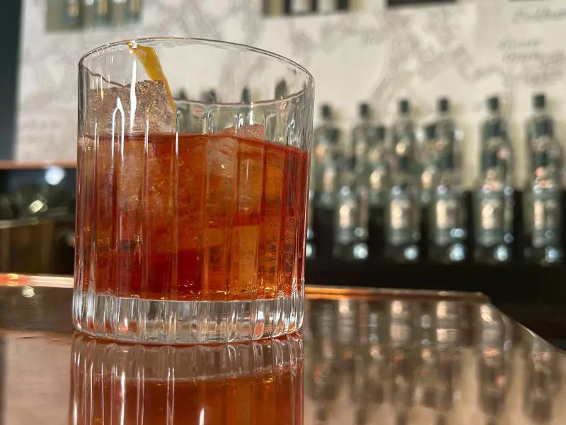 "Il Negroni è un drink razzista". Rissa (woke) sfiorata al bar