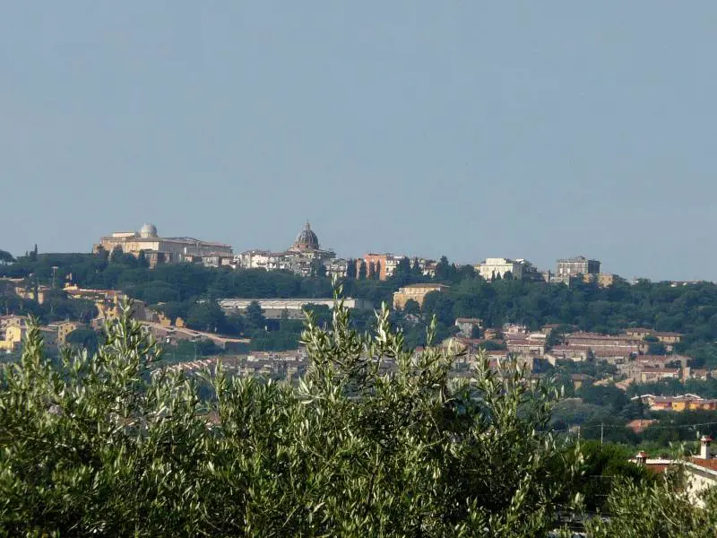 Cosa vedere a Castel Gandolfo, la residenza scelta da Papa Leone XIV per il riposo estivo