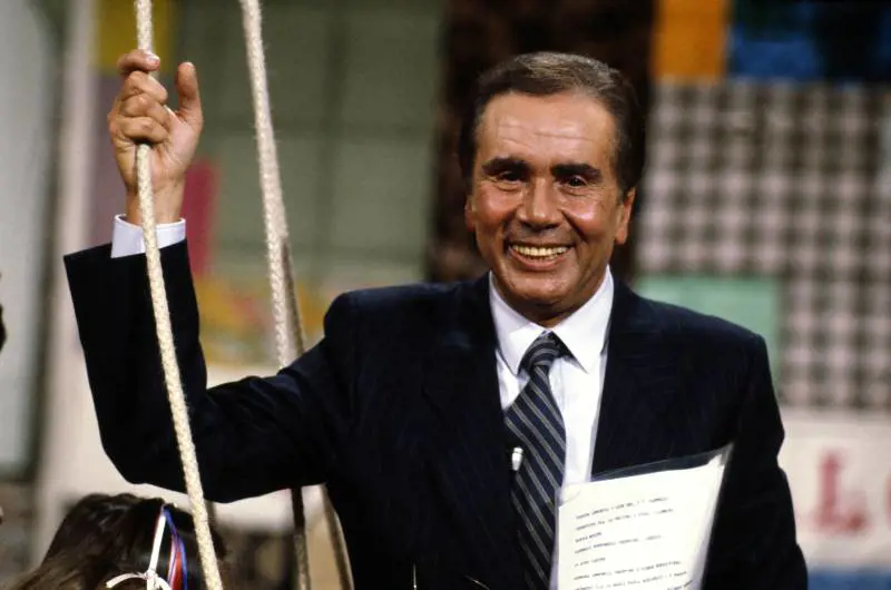 Enzo Tortora, chi era il giornalista finito in carcere da innocente: la carriera, l'arresto e la morte a causa di un tumore