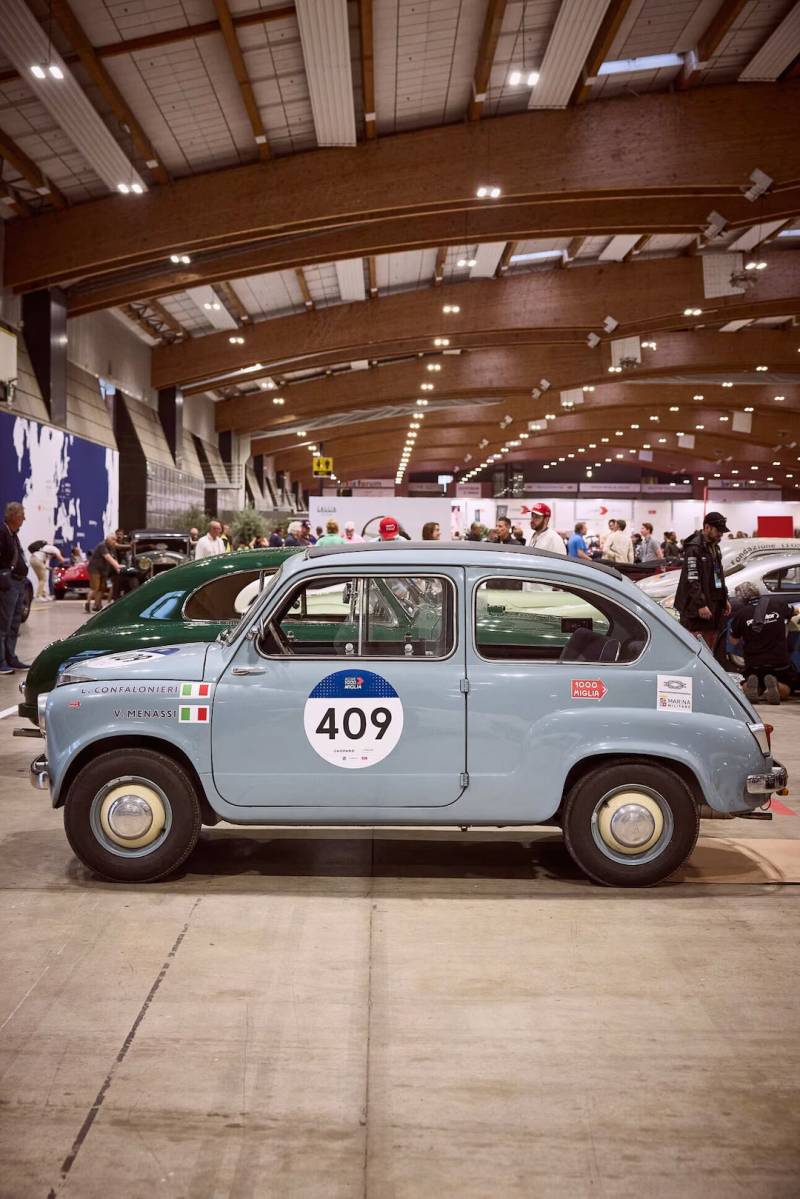 Dalla punzonatura all’arrivo a San Lazzaro: la Fiat 600 ’56 sfida il cronometro nella prima tappa della 1000 Miglia 2025