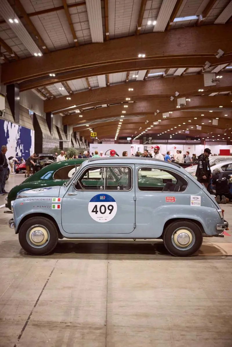 Dalla punzonatura all’arrivo a San Lazzaro: la Fiat 600 ’56 sfida il cronometro nella prima tappa della 1000 Miglia 2025